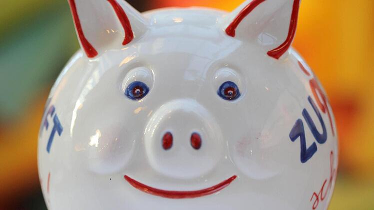 Um das gemeindliche Haus am Hohberg zu sanieren, muss die Gemeinde Guttenberg ans Sparschwein ran. Symbolfoto: Fredrik von Erichsen/dpa