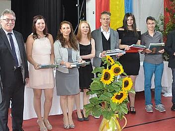 Reinhard Horn (von links) und Uwe Dörfer mit den Jahrgangsbesten Anna Förtsch, Nargiz Ismayilova, Nina Löffler, Alexander Wolfram, Anna-Sophie Klinger, Tim Biesenecker, Tobias Jungkunz Foto: Karl-Heinz Hofmann