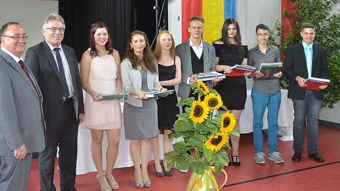 Reinhard Horn (von links) und Uwe Dörfer mit den Jahrgangsbesten Anna Förtsch, Nargiz Ismayilova, Nina Löffler, Alexander Wolfram, Anna-Sophie Klinger, Tim Biesenecker, Tobias Jungkunz Foto: Karl-Heinz Hofmann