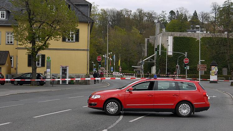 Viele Straßen rund ums Coburger Justizgebäude wurden aufgrund der Bombendrohung gesperrt. Foto: Berthold Köhler
