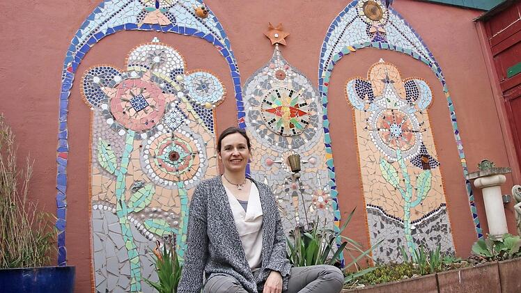 Eine Szene wie aus Tausend-und-einer-Nacht: Anne Huberth hat sich zwischen Garage und Haus ein orientalisches Innenhöfchen geschaffen.  Fotos: Diana Fuchs