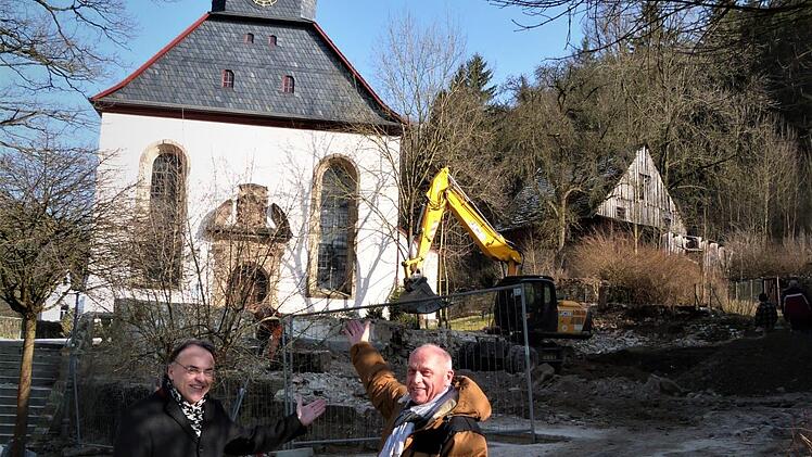 Die Abbrucharbeiten am Bürgerhaus Marktplatz 12 sind beendet , der Blick auf die ehrwürdige Markgrafenkirche St. Johannis ist schöner und großzügiger geworden. Pfarrer Peter Brünnhäußer (links) und Bürgermeister Hermann Anselstetter sind zufrieden.Werner Reißaus