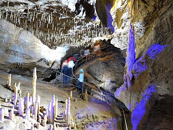 Besucher auf ihrem Rundgang durch die Teufelsh&ouml;hleFoto: David Ebener dpa/lby