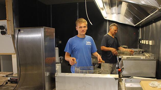 Die moderne Küche ist zwar noch nicht ganz fertig. Dennoch darf  nach Rücksprache mit dem zuständigen Gesundheitsamt zur Kirchweih in Mühlhausen am Wochenende vom 30. August bis 3. September bereits dort gearbeitet werden. Im Bild Friedel Pickel mit Junior Tobias. Evi Seeger