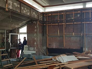 Im Sitzungssaal wird die Wandverkleidung abgebaut. Foto: BSS-Architekten