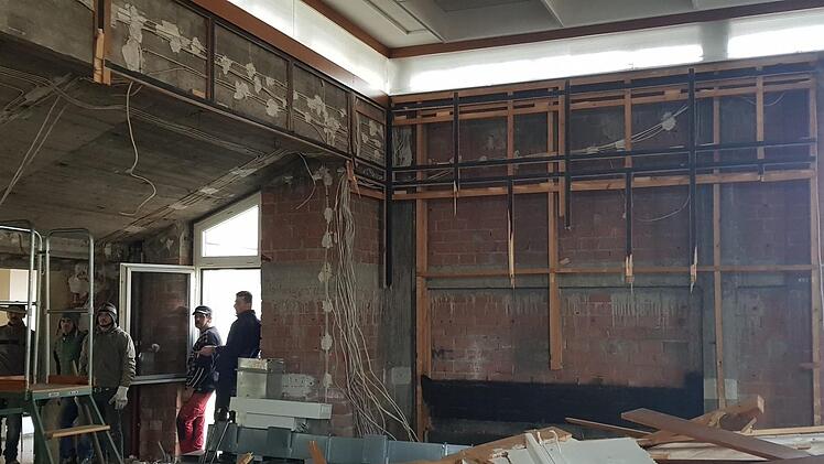 Im Sitzungssaal wird die Wandverkleidung abgebaut. Foto: BSS-Architekten
