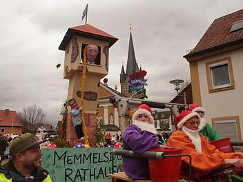 Was tut sich denn da am Memmelsdorfer Rathaus? Der Memmelsdorfer Faschingsverein hatte diesen "märchenhaften" Wagen gestaltet.  Fotos: Joseph Beck