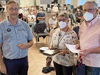Klaus Müller (links) gratuliert Rosi und Herrmann Hollfelder zu ihrer Ernennung zu Ehrenmitgliedern.