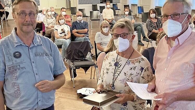 Klaus Müller (links) gratuliert Rosi und Herrmann Hollfelder zu ihrer Ernennung zu Ehrenmitgliedern.