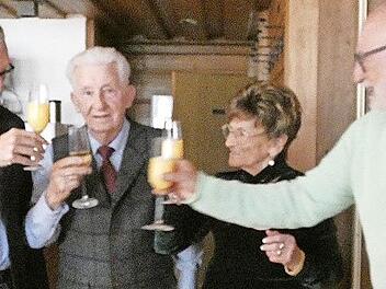 Dem Jubilar Christian Schütt gratulierten Ehefrau Annemarie sowie Sohn Jürgen und für die Stadt Dritter Bürgermeister Michael Dassler (links).