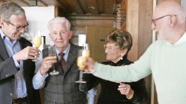 Dem Jubilar Christian Schütt gratulierten Ehefrau Annemarie sowie Sohn Jürgen und für die Stadt Dritter Bürgermeister Michael Dassler (links).