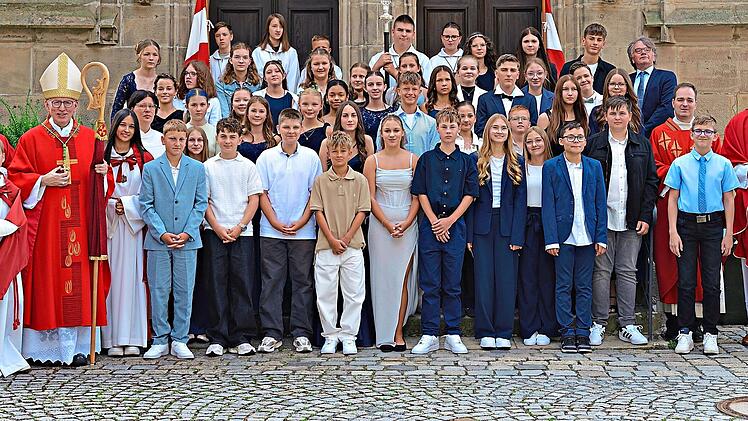 Gruppenbild mit Priestern, Gemeindereferenten und Firmlingen Jochen Pickel
