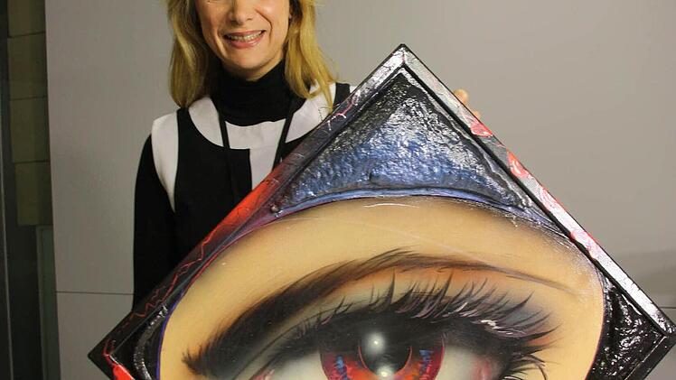 Christine Dumbsky kommt aus der traditionellen Malerei und ist seit mehr als zehn Jahren auch im Bereich Livemalerei/Special Make Up/Bodypainting international erfolgreich. Sie verkauft und stellt ihre Werke weltweit aus, wie zum Beispiel auf dem Woodstock Revival Festival, in China, Luxemburg, Italien, USA. Im Bereich der Comics und Illustrationen fand die Künstlerin ein weiteres Ausdrucksmittel. Für den guten Zweck stellt sie das Diptychon  ,Big Sister' zur Verfügung: Acryl-/Mischtechnik a...