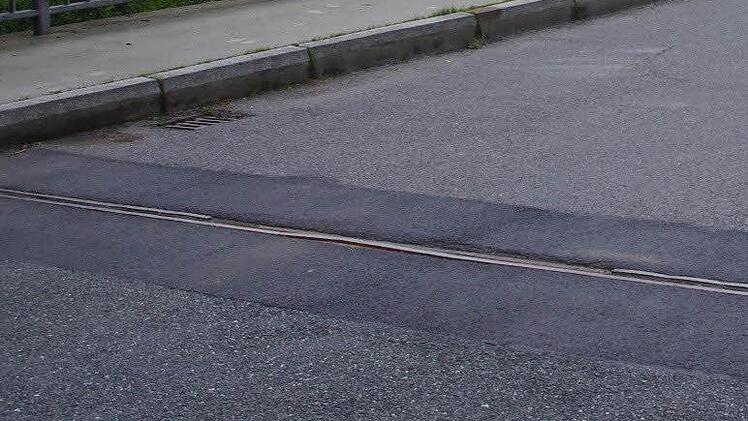Die beschädigte Übergangs-Konstruktion der Rodachbrücke