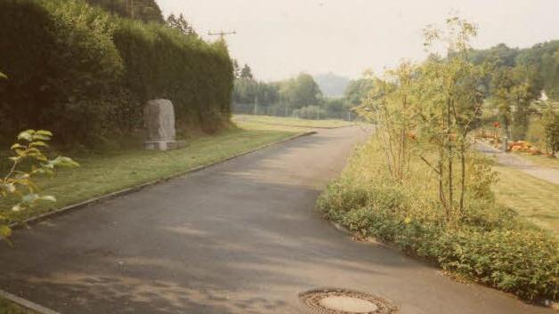 Als der Stein gesetzt wurde, gab es in dieser Reihe noch keine Gräber.