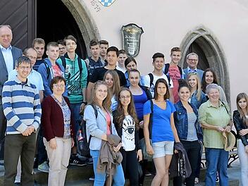 Das Foto vor dem Rathaus zeigt die Schüler zusammen mit ihren Betreuern und Bürgermeister Helmut Blank.  Foto: Björn Hein