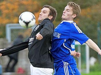 Mit breiter Brust gehen die Redwitzer mit Daniel Fischer (links) ins Derby mit dem VfL Frohnlach II mit Yannic Zinke. In der vergangenen Saison behielten die Redwitzer in beiden Bezirksliga-Duellen jeweils mit 1:0 die Oberhand. Gegen ein solches Resultat hätten die Gäste morgen sicher nichts einzuwenden.  Foto: Heinrich Weiß