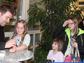 Schlange stehen für ein Autogramm von Amanda und Sebastian ReichFoto: Sonja Adam