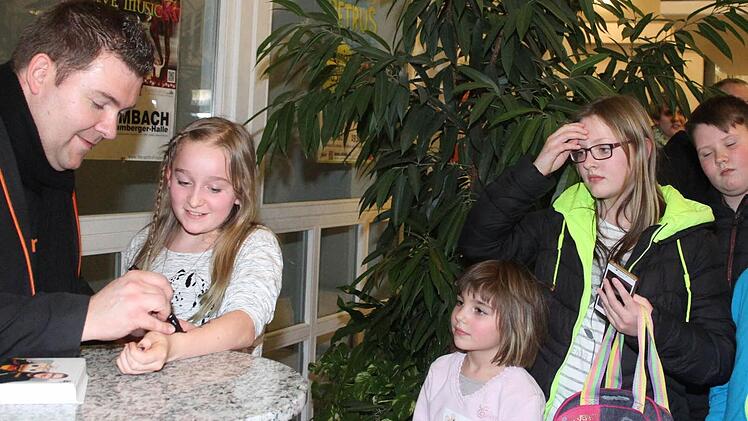 Schlange stehen für ein Autogramm von Amanda und Sebastian ReichFoto: Sonja Adam