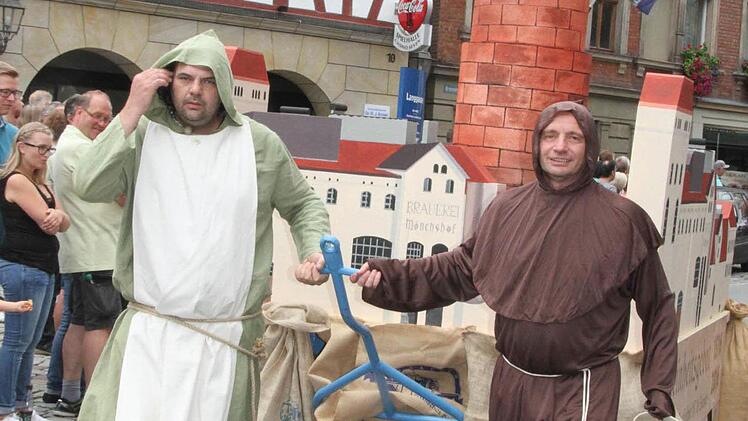 Impressionen vom Festzug der Fanclubs Foto: Sonny Adam