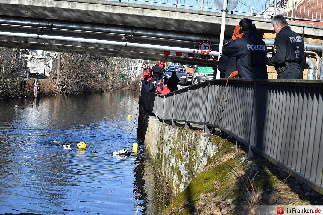 Nach Raubüberfall: Polizei und Taucher am alten Kanal in Bamberg