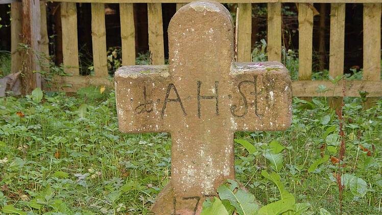 Der Gedenkstein für den Spessart-Wilderer Johann Adam Hasenstab. Foto: T. Breitenbach