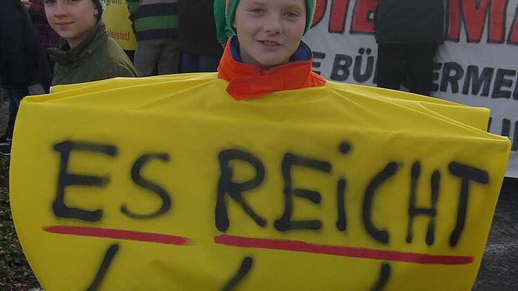 Es ist wieder Zeit für Klartext: Jonas aus Dörfles-Esbach machte im Herbst 2015 in Rödental schon deutlich, was er vom Bau einer Starkstromtrasse hält. Im kommenden Herbst werden er und die Bürger des Landkreises Coburg erneut aufgerufen, sich bei einer Großdemonstration gegen weitere Höchstspannungsleitungen zu wehren. Foto: Berthold Köhler