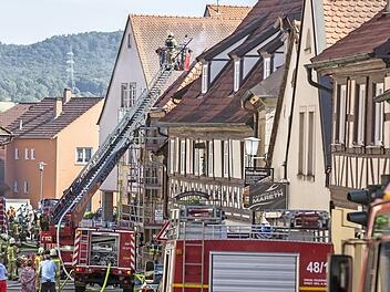 Ein Großaufgebot an Einsatzkräften bekämpfte am Samstagnachmittag den Brand in einem Haus in der Zeiler Hauptstraße.  Foto: René Ruprecht