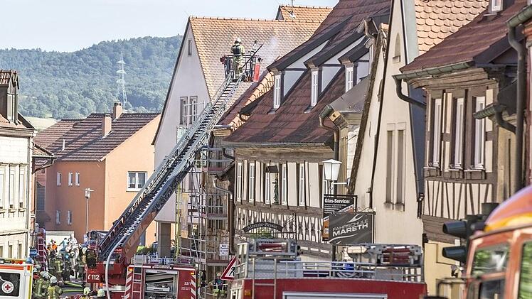 Ein Großaufgebot an Einsatzkräften bekämpfte am Samstagnachmittag den Brand in einem Haus in der Zeiler Hauptstraße.  Foto: René Ruprecht
