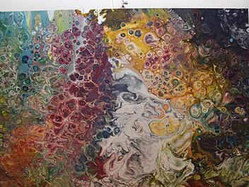 Das Bild "Universum" von Hannes Betz ist Teil einer dreiteiligen Serie, zu der auch die Gemälde "Riff" und "Planet" gehören.Ulrike Langer