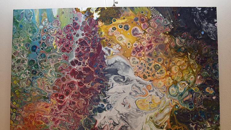 Das Bild "Universum" von Hannes Betz ist Teil einer dreiteiligen Serie, zu der auch die Gemälde "Riff" und "Planet" gehören.Ulrike Langer