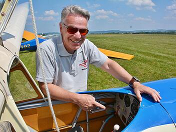 Dr. Michael Remet zeigt an "seinem Spatz" die einfache Ausstattung und den doch recht schmal gehaltenen Pilotensitz. Hanns Friedrich