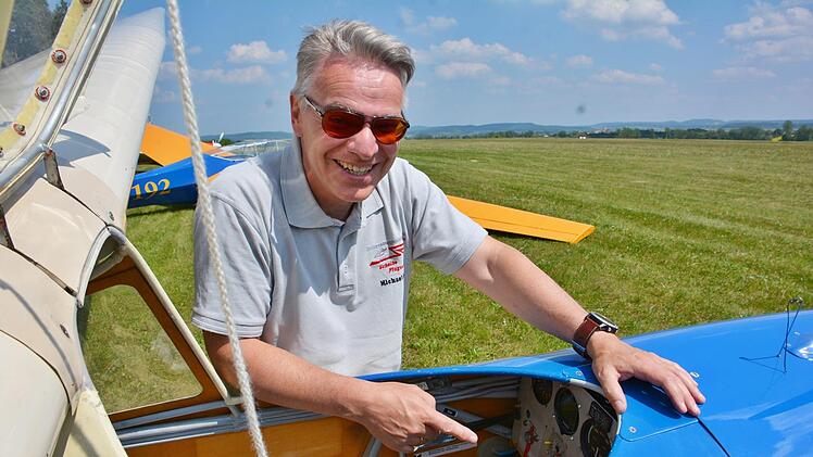 Dr. Michael Remet zeigt an "seinem Spatz" die einfache Ausstattung und den doch recht schmal gehaltenen Pilotensitz. Hanns Friedrich
