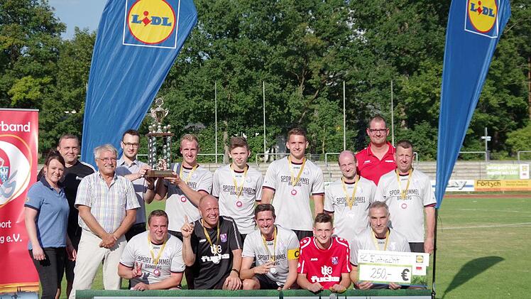 Der Stadtmeister 2018: FCE Bamberg; mit auf dem Bild: Tanja Roppelt (Sponsor), Harald Griebel (BFV-Jugendgruppenleiter), Heinz Kuntke (Sportverband Bamberg), Philipp Mpountzioukas (Sponsor) sowie Bernd Riemke (www.anpfiff.info).