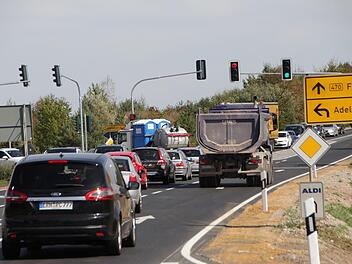 Wenn sich vor der neuen roten Ampel an der Abzweigung von der B 470 nach Adelsdorf  die Linksabbieger in die Geradeaus-Spur zurückstauen,  kann es gefährlich werden. Vor allem dann, wenn Autofahrer Richtung Forchheim die grüne Ampel erkannt haben. Foto: Andreas Dorsch