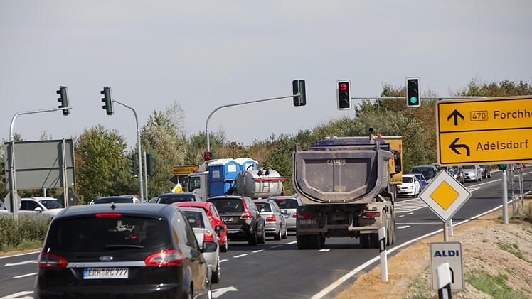 Wenn sich vor der neuen roten Ampel an der Abzweigung von der B 470 nach Adelsdorf  die Linksabbieger in die Geradeaus-Spur zurückstauen,  kann es gefährlich werden. Vor allem dann, wenn Autofahrer Richtung Forchheim die grüne Ampel erkannt haben. Foto: Andreas Dorsch
