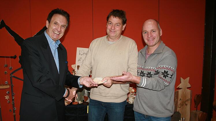 Über die Spende von Dietmar Tscheslog (von links) freuen sich Schulleiter Reinhold Schüler und Lehrer Georg Quast. Foto: Gabriele Sell