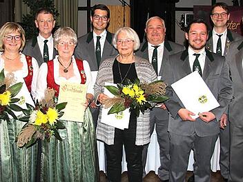 Acht Mitglieder des Sch&uuml;tzenvereins "Tellkameraden" Weidhausen wurden f&uuml;r ihr beispielgebendes und langj&auml;hriges Engagement ausgezeichnet: Das Bild zeigt von links Zweiten Vorsitzenden Andr&eacute; Recknagel, Simone Recknagel, Rainer R&auml;dlein, Ehrenmitglied Johanna Panzer, Philipp Knauer, Elisabeth Knauer, Peter Mergner, Christopher Frank, Maik Stark und Vorsitzenden Manfred Stark. Foto: Alexandra Kemnitzer