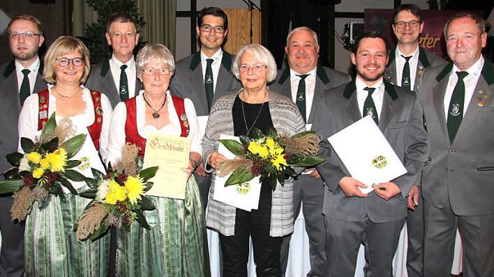 Acht Mitglieder des Sch&uuml;tzenvereins "Tellkameraden" Weidhausen wurden f&uuml;r ihr beispielgebendes und langj&auml;hriges Engagement ausgezeichnet: Das Bild zeigt von links Zweiten Vorsitzenden Andr&eacute; Recknagel, Simone Recknagel, Rainer R&auml;dlein, Ehrenmitglied Johanna Panzer, Philipp Knauer, Elisabeth Knauer, Peter Mergner, Christopher Frank, Maik Stark und Vorsitzenden Manfred Stark. Foto: Alexandra Kemnitzer