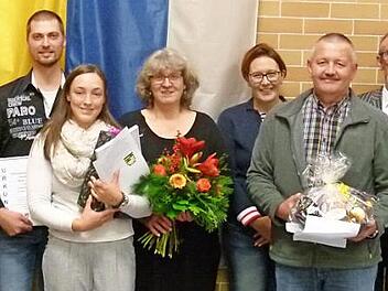 Ehrungen anlässlich der Bürgerversammlung (von links): Bastian Büttner, Frank Ehrlicher, Pia Schwarz, Mona Metschke-Ernst, Tina Großmann, Hartmut Großmann, Bürgermeister Martin Rauscher  Foto: Lothar Weidner