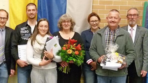 Ehrungen anlässlich der Bürgerversammlung (von links): Bastian Büttner, Frank Ehrlicher, Pia Schwarz, Mona Metschke-Ernst, Tina Großmann, Hartmut Großmann, Bürgermeister Martin Rauscher  Foto: Lothar Weidner