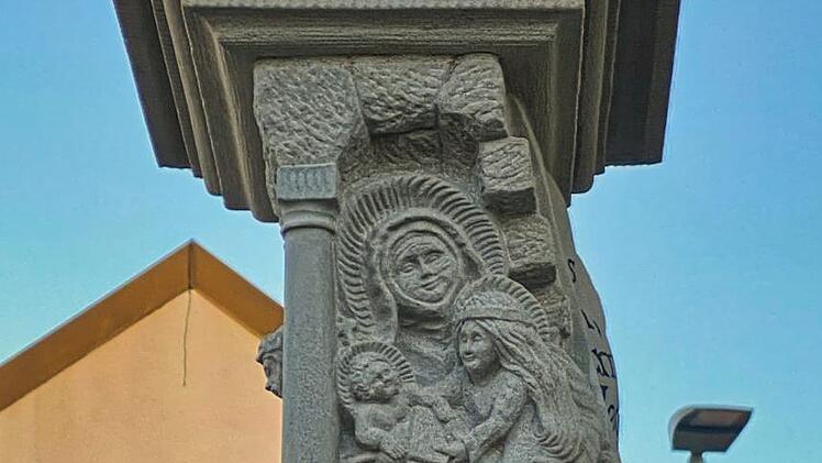 Die heilige Anna, Stettfelds Ortspatronin, blickt in Richtung ihrer Kapelle in der Stettfelder Flur.