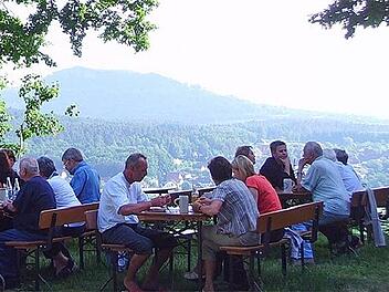 Der Pretzfelder Keller bietet Bier zusammen mit einem wundersch&ouml;nen Ausblick