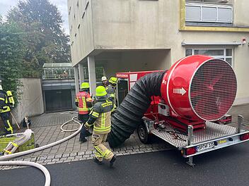 Marktheidenfeld: Feuer in Tiefgarage ausgebrochen - Mehrfamilienhaus evakuiert 