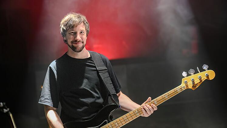 Performance für die "Terra X"-Reihe über die Geschichte der Musik: Der bekannte Bassist Dominik Krämer, unter anderem als Mitglied der Band Heavytones bekannt, steuert einen Auftritt bei.