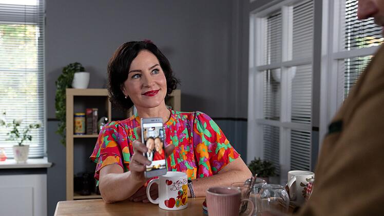 Marisa Burger (hier in der zweiten neuen Folge, "Ein Schwarm für Hansen") verkörpert seit der ersten Episode der Serie die Sekretärin der "Rosenheim-Cops", Miriam Stockl. Die nun startende 25. Staffel ist die letzte mit Burger, die im Frühjahr ihren Ausstieg ankündigte.
