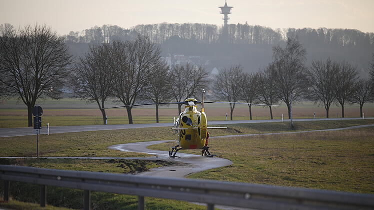 Fahrer verliert Kontrolle: Mazda kommt von Fahrbahn ab und landet im Bach