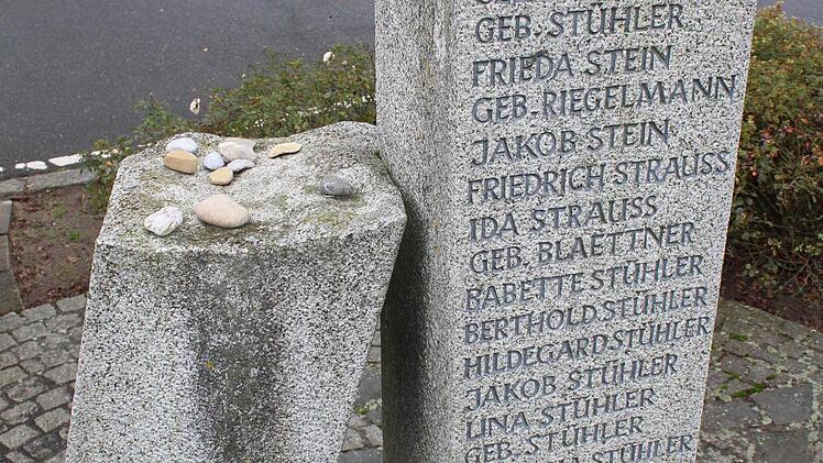 Ein Gedenkstein erinnert heute an die ehemaligen jüdischen Mitbürger von Adelsdorf. Foto: Andreas Dorsch
