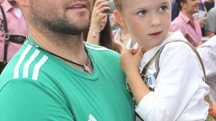 Groß (Papa Armin Lindemeier) und Klein (Sohnemann Tim) - die "Dorfrocker" haben Fans jeden Alters. Sie waren aus Donauwörth nach Kirchaich gekommen. Foto: Ralf Naumann