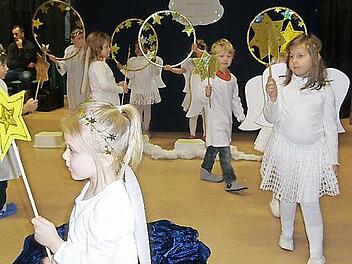Weihnachtlichen Glanz verliehen die kleinen Engel der Steinbacher Dorfweihnacht. Foto: Veronika Schadeck